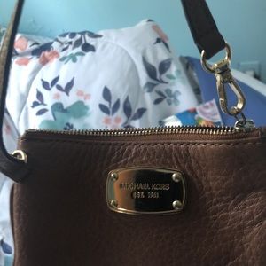 Hello. Is a Authentic Leather Michael Kors Bag.